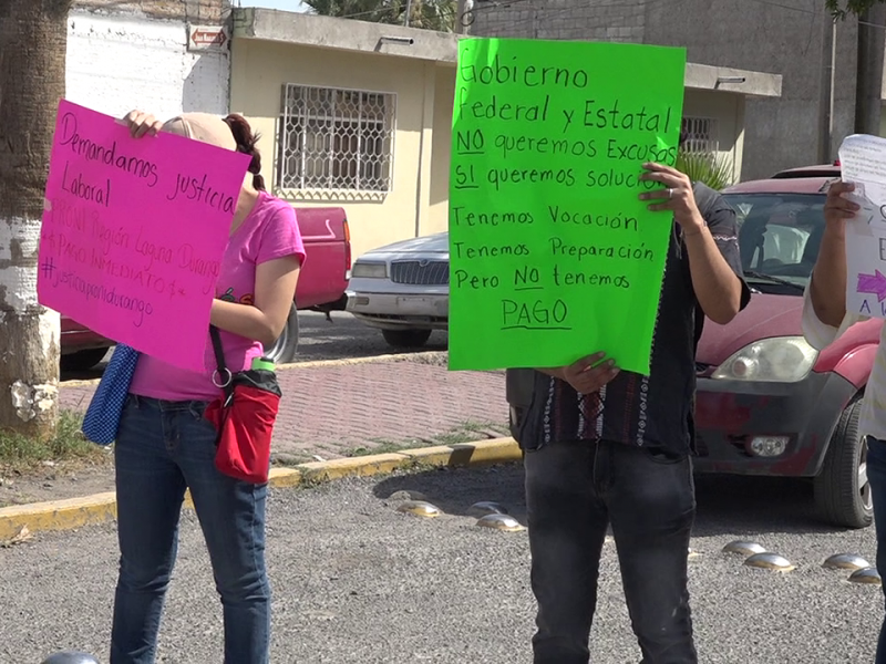 Maestros de ingles cierran calles de Gómez Palacio