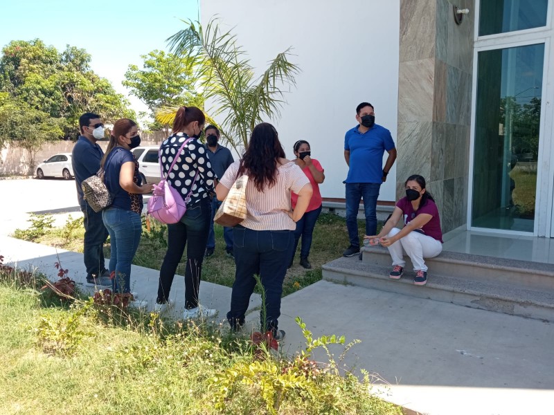 Maestros de inglés toman oficinas de SEPyC ,exigen pagos pendientes