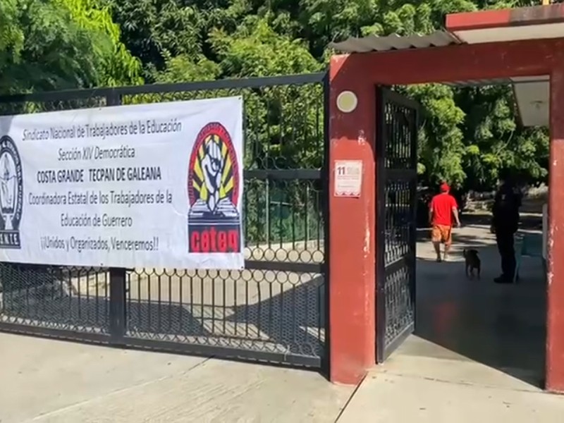 Maestros de la CETEG cierran oficinas educativas en Tecpan