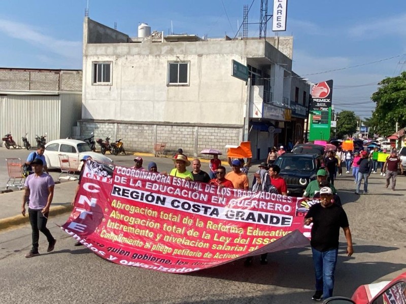 Maestros de la CETEG marchan en Atoyac