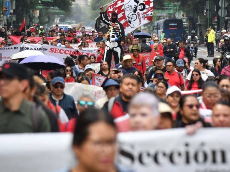 Maestros de la CNTE bloquean carreteras y autopistas en varios estados
