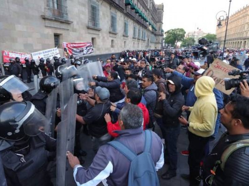 Maestros de la CNTE intentan entrar a Palacio Nacional