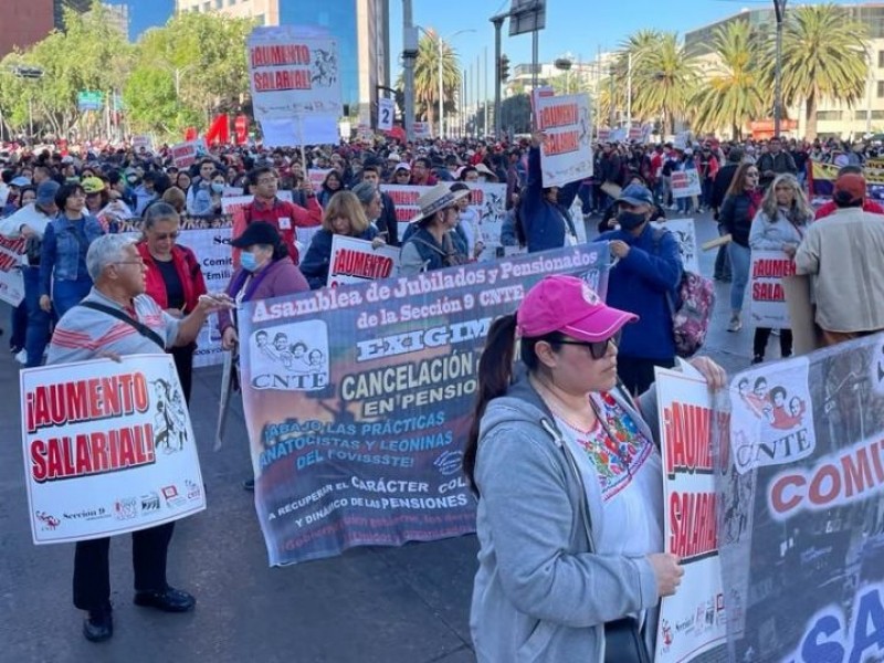 Maestros de la CNTE marchan en CDMX; piden mejoras salariales