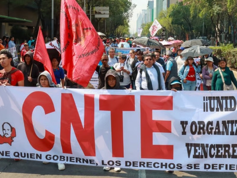 Maestros de la CNTE marchan en el centro de CDMX