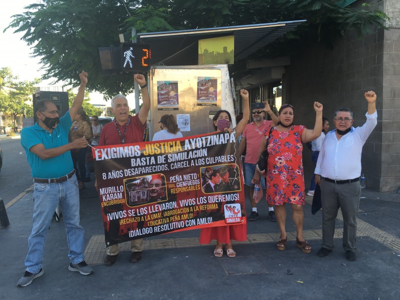 Maestros de la CNTE piden justicia por Ayotzinapa