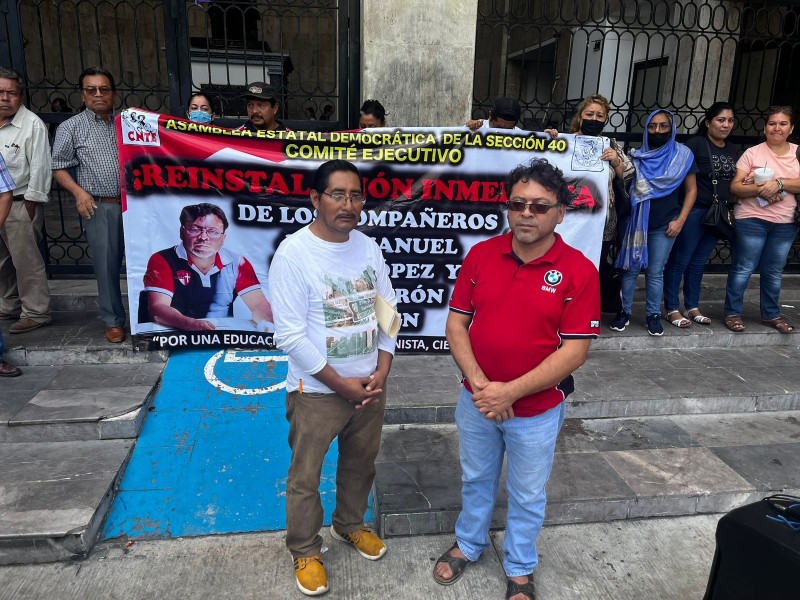 Maestros de la CNTE protestan en el Congreso del Estado