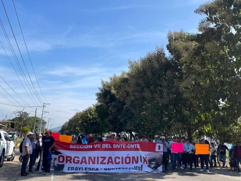 Maestros de la CNTE realizan Bloque Carretero en Villaflores