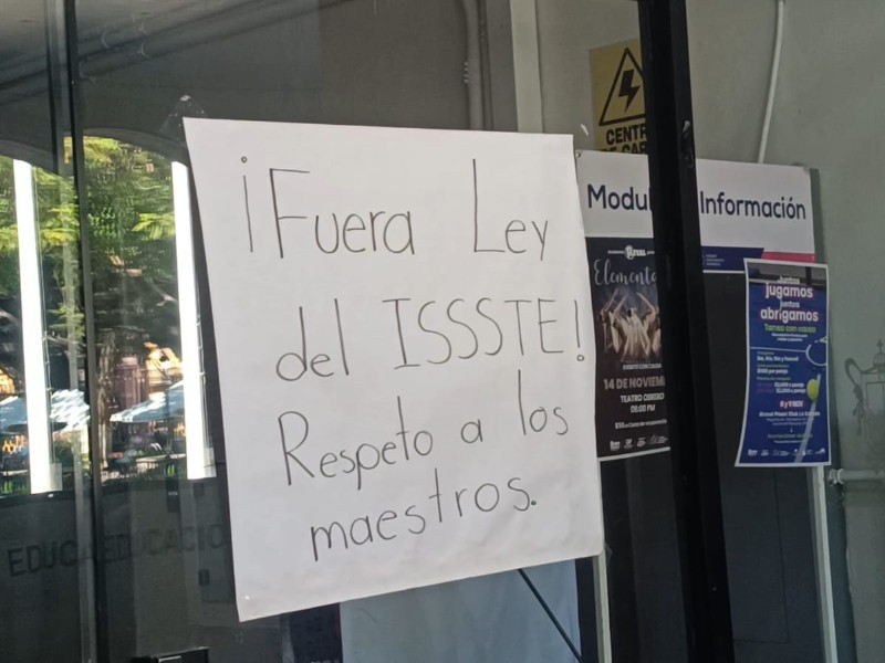 Maestros de la CNTE se manifestaron en distintos palacios de gobierno