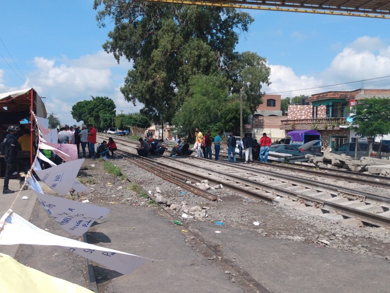 Maestros de la CNTE toman vías del tren