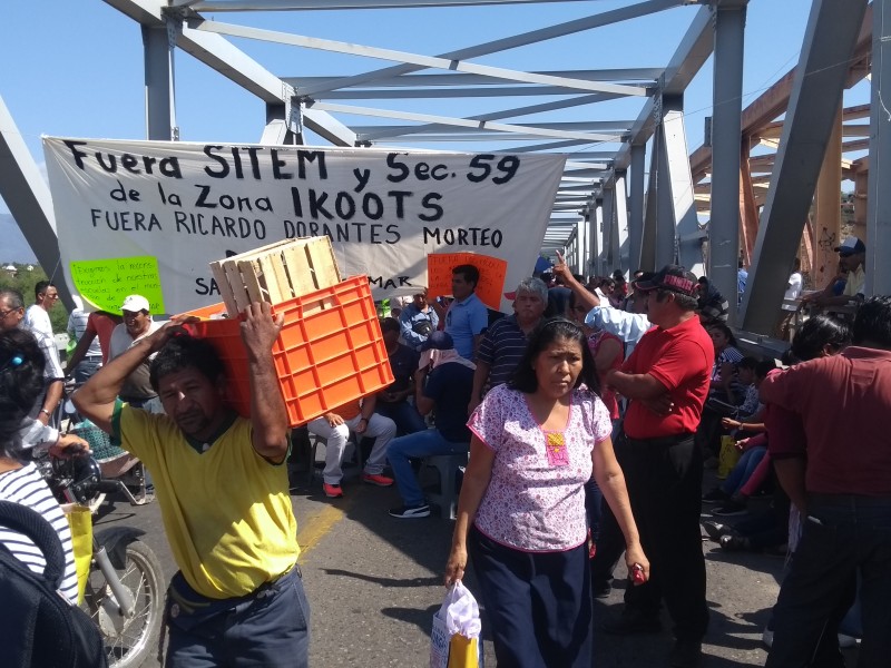 Maestros de la sección 22 bloquean en Tehuantepec