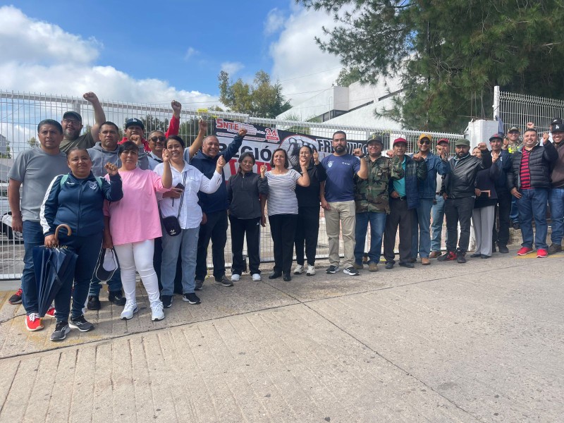 Maestros de la Sección 34 realizan paro en plena visita de Sheinbaum