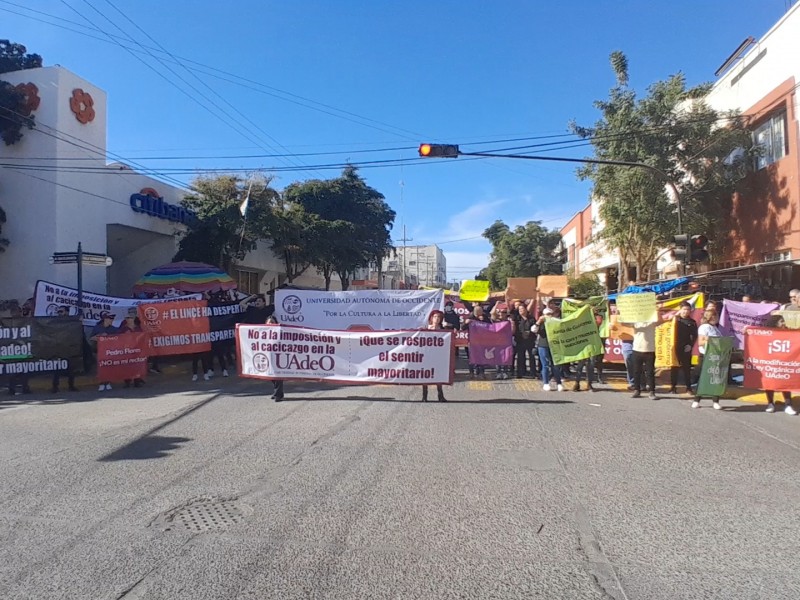 Maestros de la UAdeO se manifiestan, toman calles del centro