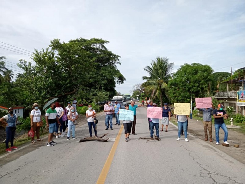 Maestros de nueve secundarias bloquean la Acapulco-Zihuatanejo en Atoyac