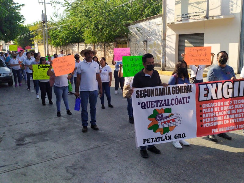 Maestros de Petatlán marchan; exigen pago de horas