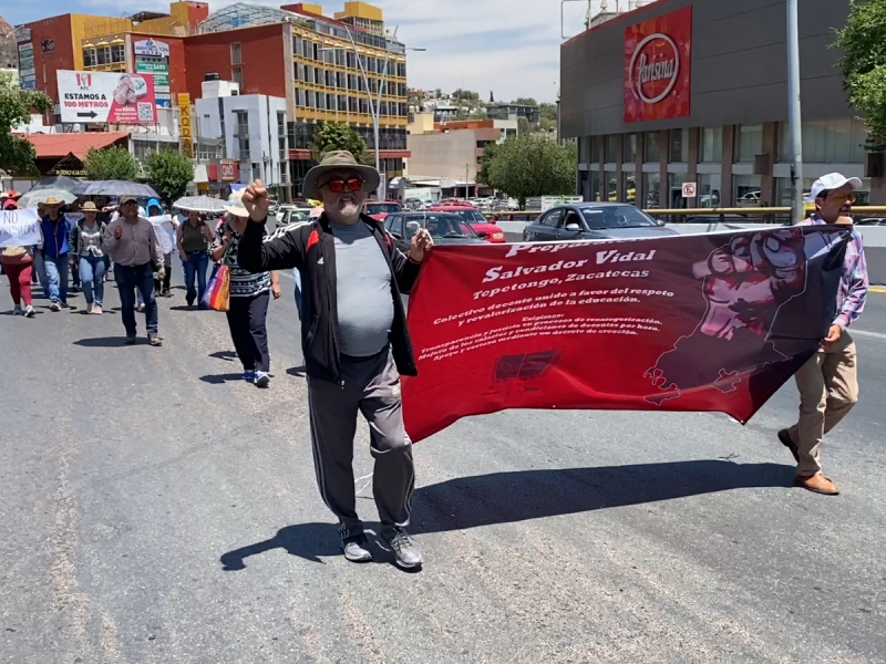 Maestros de preparatorias marchan en reproche a declaraciones de SEZ