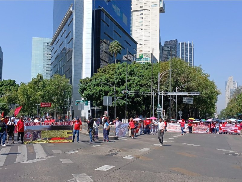 Maestros de S-22 bloquean puntos clave en CDMX durante paro