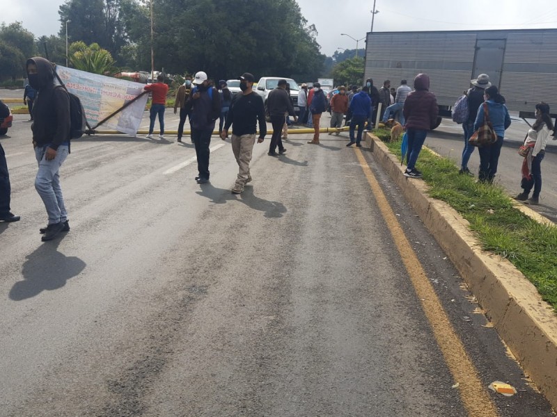 Maestros de sector Indígena bloquean carretera en Uruapan; exigen pagos