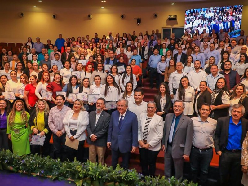 Maestros de Sinaloa reciben reconocimiento por especialización educativa.