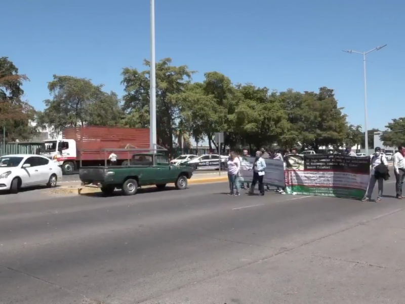 Maestros de telebachillerato bloquean la Insurgentes, les deben 5 quincenas