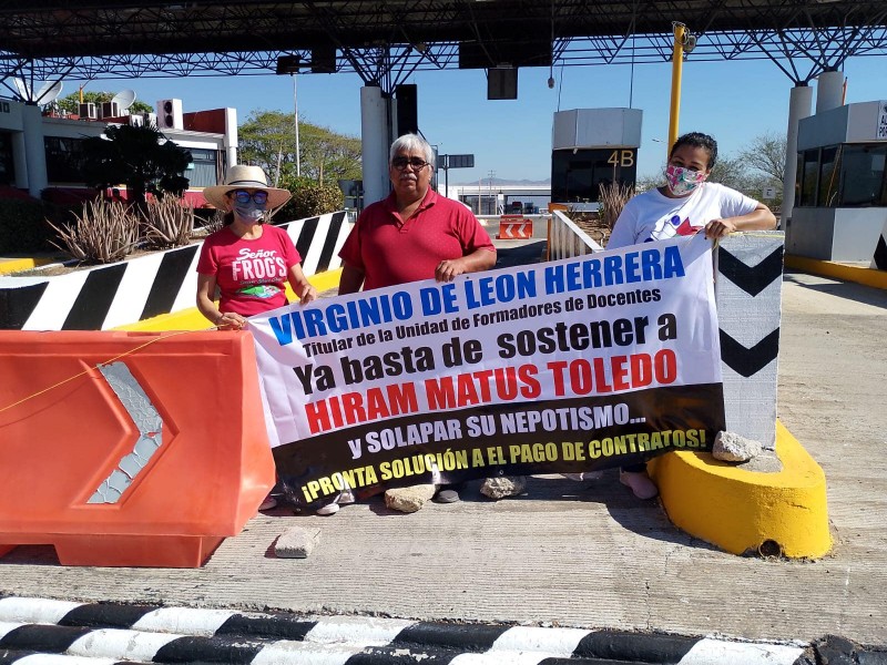 Maestros de la UPN toman caseta de cobro en Ixtepec