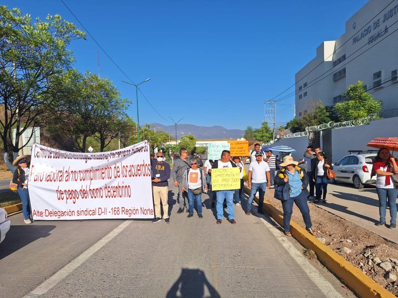 Maestros del Cbtis bloquean carretera en Iguala