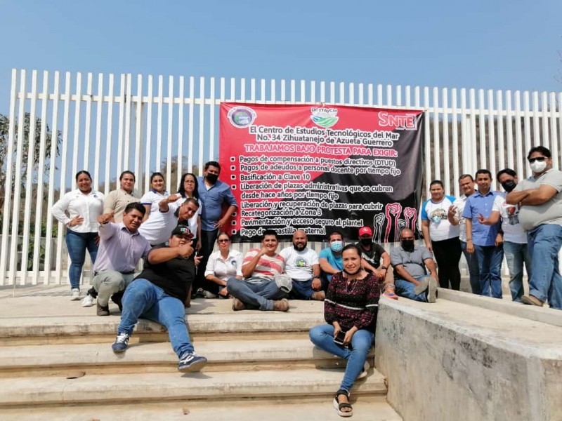 Maestros del Cetmar Zihuatanejo trabajan bajo protesta