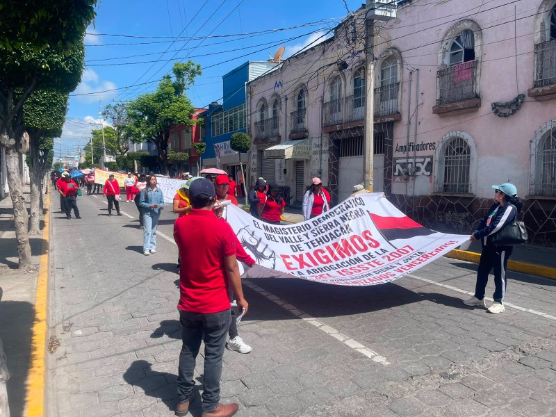 Maestros del CNTE marchan en la ciudad contra Ley del ISSSTE | Meganoticias