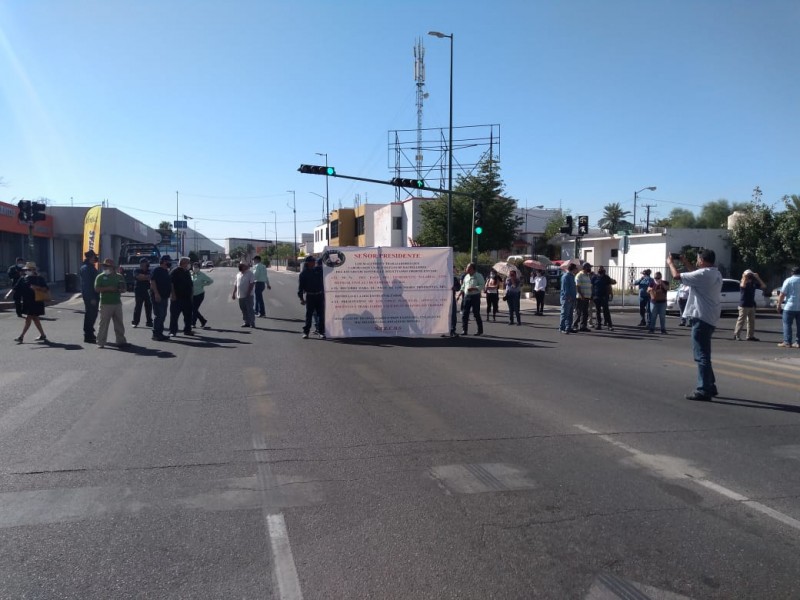 Maestros del Cobach bloquean calles para exigir pago de quincena