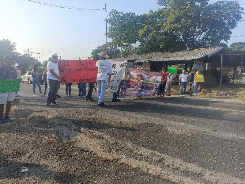 Maestros del SNTE bloquean carretera en La Unión