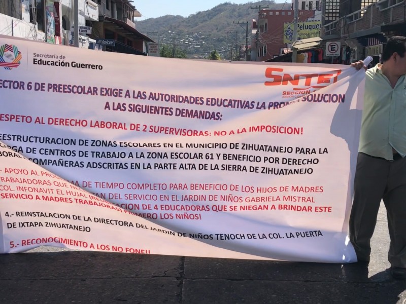 Maestros del SNTE toman Finanzas y cierran calle