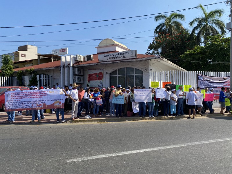 Maestros del SNTE Zihuatanejo exigen atención a demandas laborales