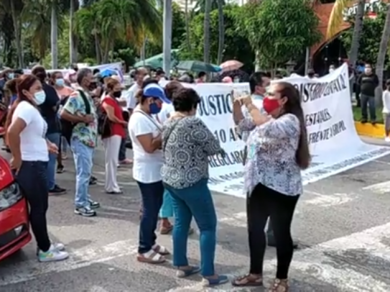 Maestros del SUSPEG bloquean avenida Costera en Acapulco