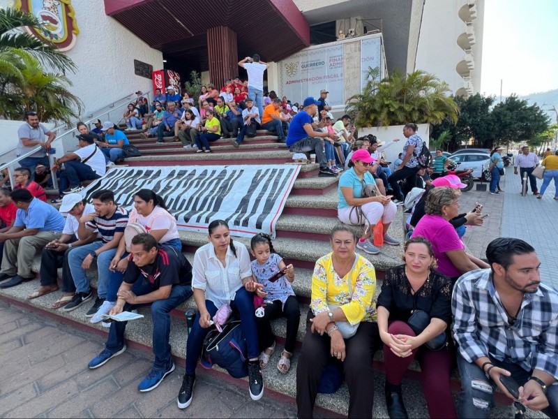 Maestros del SUSPEG protestan en Finanzas de Acapulco