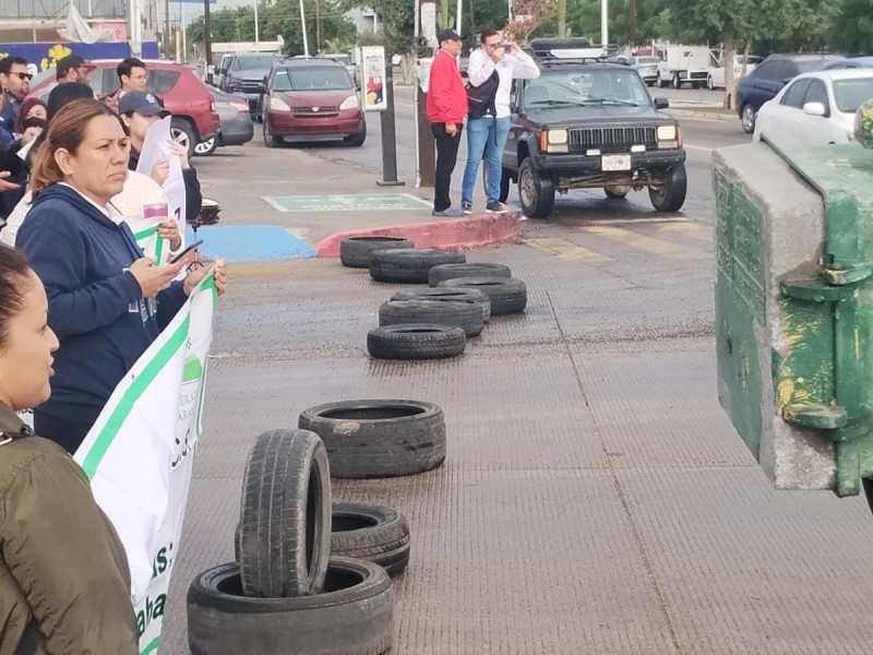 Maestros del Telebachillerato cierran vialidad en Colosio y Garzas