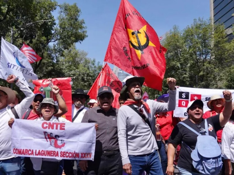 Maestros desafían al gobierno; mantienen huelga a pocos días del Mundial