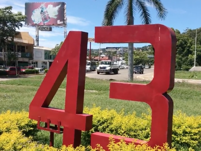 Maestros egresados de Ayotzinapa, colocarán anti-monumento a los 43