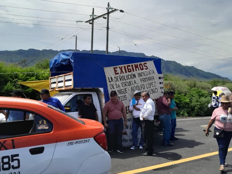 Maestros exigen devolución de escuela de San Mateo del Mar
