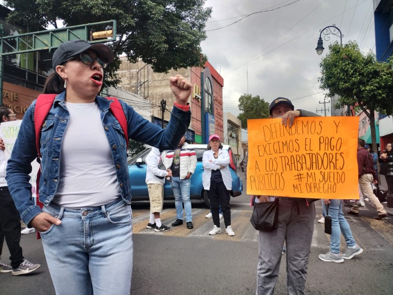 Maestros exigen pago de colaterales. Marchan por calles de Toluca