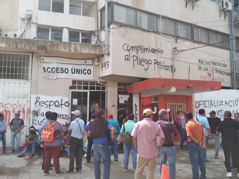 Maestros exigen pago toman oficinas alternas de Subsecretaria de Educación