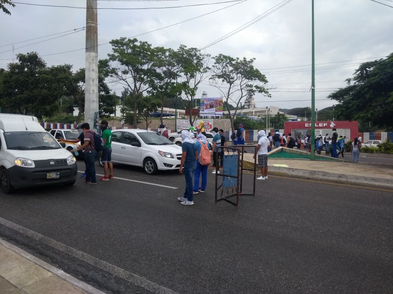 Maestros idóneos realizan boteo y exigen plazas