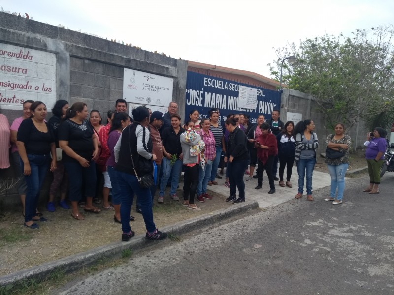 Maestros impiden acceso a directora a secundaria