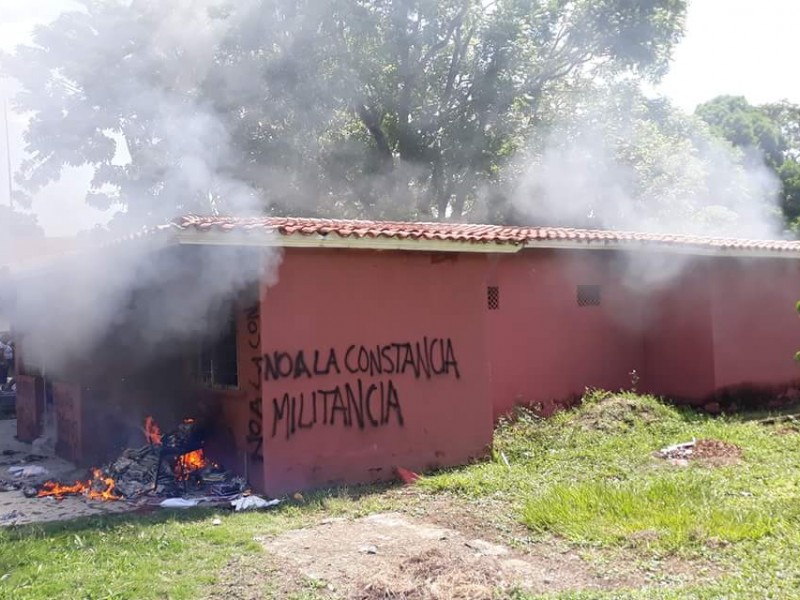 Maestros incendiaron oficinas