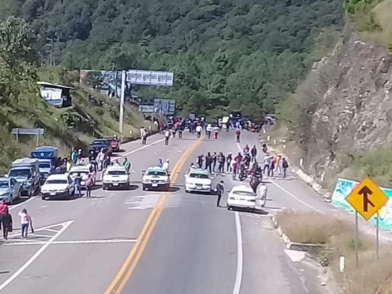 Maestros indígenas bloquean autopista Tuxtla-San Cristpobal