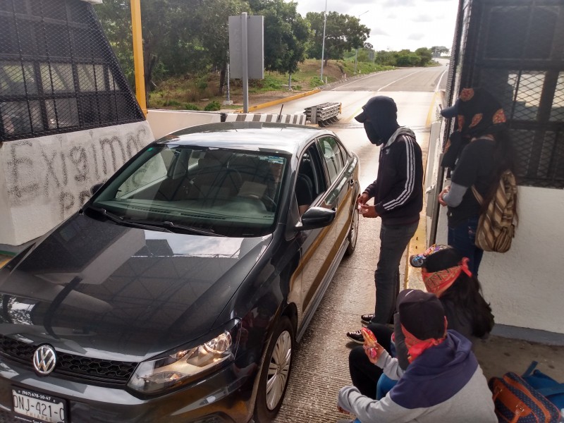 Maestros indígenas toman caseta de cobro