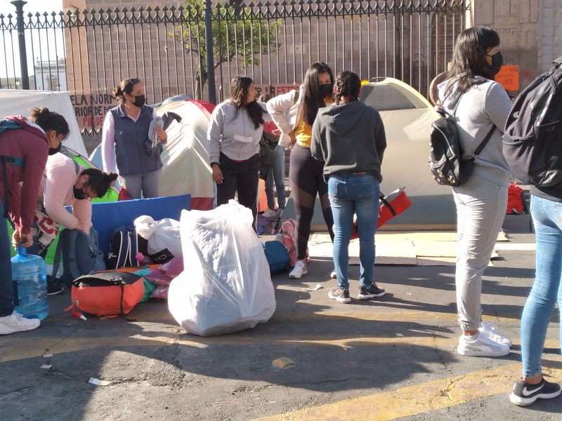 Maestros inician retiro de plantón en Centro de Morelia