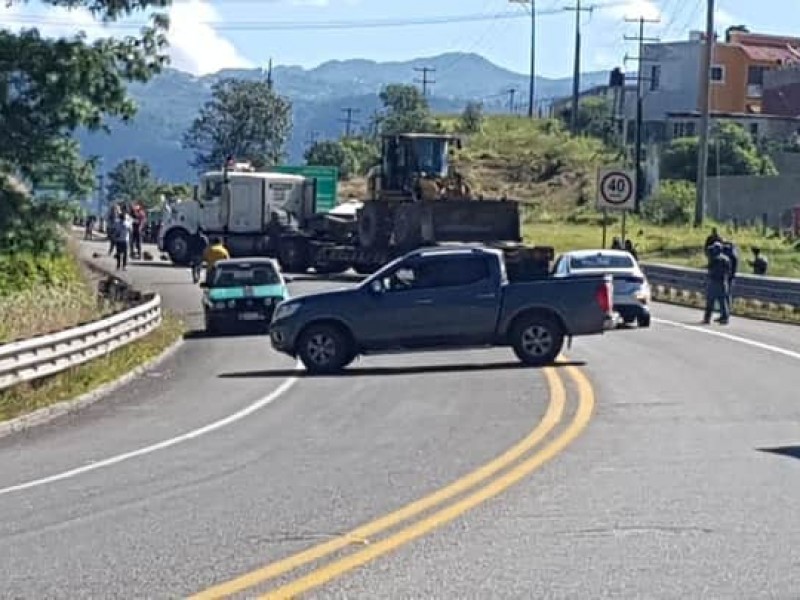 Maestros interinos bloquean autopista demandan pago de salarios