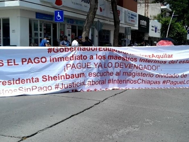Maestros interinos bloquean avenida central ante falta de pagos