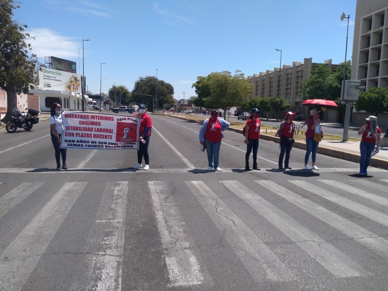 Maestros interinos bloquean Rosales y Luis Encinas