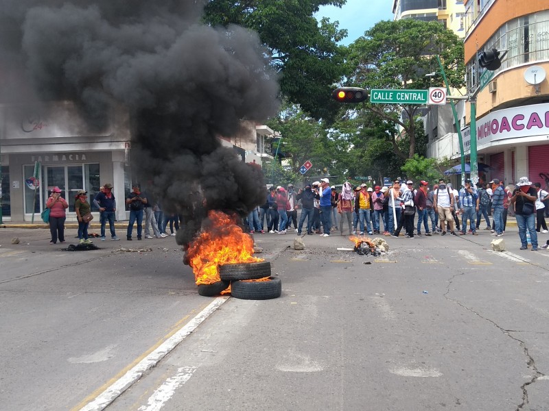 Maestros ióneos recrudecen protestas