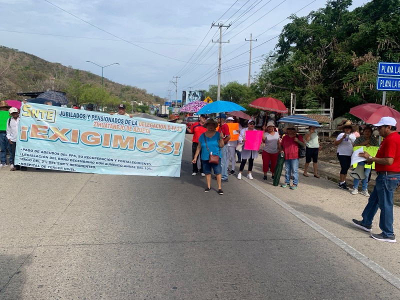 Maestros jubilados bloquean intermitentemente bulevar Aeropuerto-Zihuatanejo